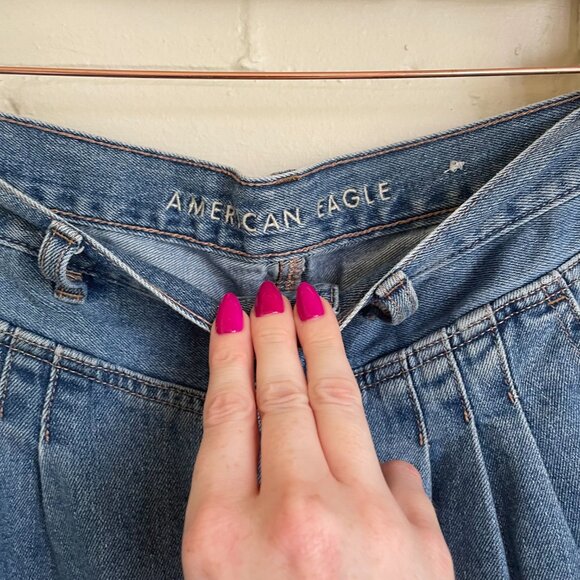 American Eagle Outfitters | Medium Wash Highest Rise Pleated Mom Shorts 14 - Picture 2 of 5